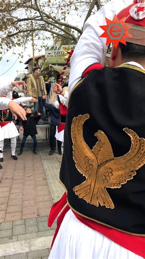 Καλημέρα καλή εβδομάδα! 🎥 Η αναβίωση ενός πανάρχαιου ποντιακού εθίμου ζωντάνεψε για ακόμη μία χρονιά τους δρόμους των Φερών την Κυριακή το πρωί, μέσα από το δρώμενο «Μωμόεροι στους δρόμους των Φερών», προσφέροντας στους κατοίκους και τους επισκέπτες μια αυθεντική εμπειρία παράδοσης, μουσικής και συλλογικής μνήμης. Με αφετηρία το ξενοδοχείο «Άνθη» και κατάληξη την κεντρική πλατεία της πόλης, τα μέλη του Ποντιακού Συλλόγου Φερών «Παναγία Σουμελά», σε συνεργασία με τον Πολιτιστικό Σύλλογο Ροδοχωρί