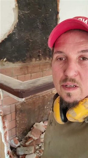 démolition d'une ancienne cheminée.