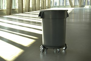 (Almost) everyone likes a helpful trash robot