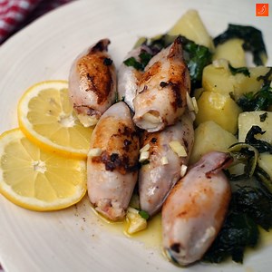 20K views · 291 reactions | VIDEO RECEPT: PUNJENE LIGNJE 50 min Isprobali smo recept za punjene lignje koje nisu iz pećnice. Punili smo ih rižom, krakovima i topljenim sirom nakon čega smo ih pržili na grill tavi. | Index Recepti | Facebook