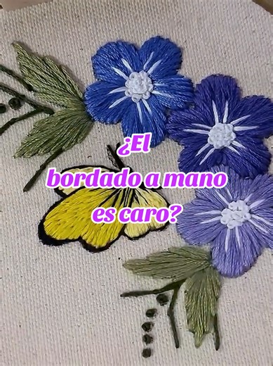 Muchas personas quieren aprender bordado a mano, pero no empiezan porque creen que necesitan muchos materiales o una gran inversión. La verdad es que para empezar a bordar solo necesitas lo básico: un bastidor sencillo, tela de algodón, una aguja y algunos hilos mouliné. El bordado es una actividad relajante, creativa y perfecta para principiantes, incluso si nunca has bordado antes. ✨ Guarda este video si quieres empezar a bordar desde cero 💬 Comenta “bordar” si quieres aprender paso a paso 🔗
