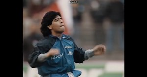 أُطلق عليه أجمل احماء في تاريخ كرة القدم وكان لـ #مارادونا على انغام أغنية Live Is Life في ملعب بايرن ميونيخ عام ١٩٨٩ 🎼 | راشد ابوسماقه