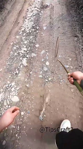 🏃‍♂️On the country roads, rediscover the joy of rolling a hoop like in childhood!