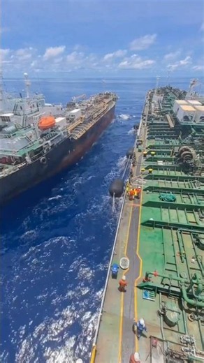 ‎How Do Cargo Ships Refuel in the Middle of the Ocean? 😳🚢⛽