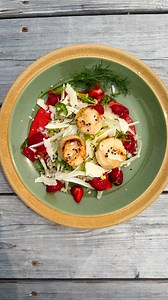 J’adore @lesfraichesduquebec, il n’y a rien de meilleur que les petits fruits de chez nous! La richesse des sols québécois produit des bons fruits, plein de goûts. Savais-tu que les fraises et framboises de champs sont encore disponibles, et ce, jusqu’en octobre ?! Faut en profiter. Voici, pour t’inspirer, ma Salade fraîche aux fraises, fenouil, wasabi et pétoncles. Une combinaison surprenante et absolument sublime! Psst: des framboises du Québec agrémenteraient aussi très bien l’assiette. 🍓 VI