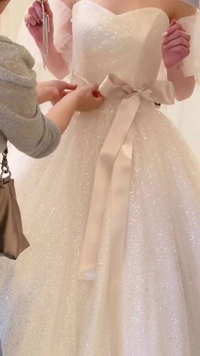 キラキラのウェディングドレスに、サッシュリボンを結んでコーディネート🎀✨✨ #結婚式 #marryドレス #ウェディングドレス #花嫁 #結婚式場 #ドレス選び #プロポーズ