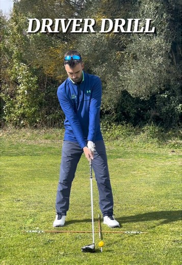 🔸Consejo para golpear DRIVERS largos y altos Para aprender a golpear bien con el Driver, tienes que subir el palo y dejar el hombro izquierdo en el tope del Back Swing, por la parte derecha de la línea de la bola No podemos colocar el hombro izquierdo, justamente enfrente de la bola en el tope del Back Swing, porque si no golpearemos hacia abajo si eres capaz de dejar el hombro izquierdo por detrás de la línea de la bola, golpearás hacia arriba, con lo cual le pegarás con un ángulo de ataque as