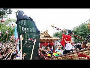 鯨を仕留めて拍手喝采＝ユネスコ登録の模擬捕鯨行事