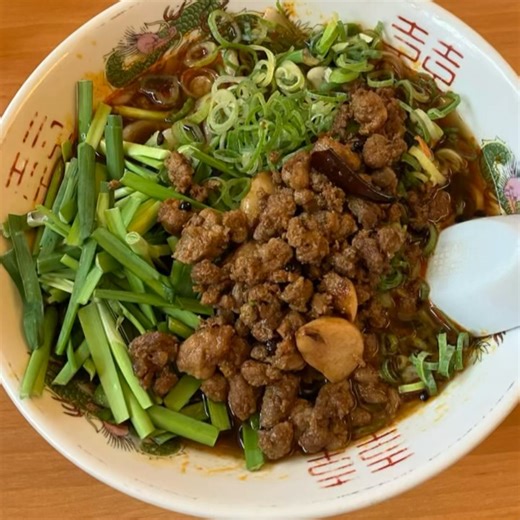 つるもち〻 ラーメン記録 on Instagram: "松永駅から徒歩約4分の場所にある【 青島 (チンタオ)】さんでランチをいただきました 移転されてから今は2号線沿いにあり、 よく通る道なのでいつか来るだろうと数〇年？ 何度か来てるよ～と 誘ってもらったのでお邪魔しました。 祝日の13時頃到着💨💕 満席で店内とは別に待ち席があり、そこで数分⋯ クーラーはありましたが使用されてなくて 暑っっ笑 店内はカウンターにテーブル席もそこそこありﾌｧﾐﾘｰの方でも気にせず来れそうなお店です☺️ 注文したもの⬇️ ☑︎台湾刀削麺 ￥880 ←私 ︎︎︎︎☑︎半炒飯＋ラーメンセット ￥990 ︎︎︎︎☑︎酢豚定食 ￥990 ︎︎︎︎☑︎レバニラ炒め定食 ￥910 ︎︎︎︎☑︎五目炒飯￥690→半炒飯に￥550? 9枚目(動画) 店内数ヶ所の壁メニューにもありますが 刀削麺推しのお店という事で 私は迷わず刀削麺に✨ 6分で着丼 ゴッロゴロの挽き肉がたっぷりに、一緒に炒められた ニンニク🧄ホールの山椒が入り生のニラ。 麺を食べてみると… ラー油？と山椒のピリッとした刺激があり麺はモチモチ😋麺を