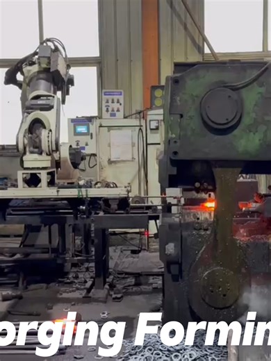 Sucker Rod Manufacturing Processes—Forging Forming This video shows upset forging on sucker rod ends, where a precisely cut rod is locally heated by induction to forging temperature (around 1200°C) and formed in a die under high pressure to create a larger-diameter shoulder for rod and coupling connections. What makes this step critical is the metallographic structure and forging flow lines formed during hot working—they directly influence fatigue strength and connection reliability under repeat