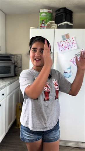Esta niña me quiere chantajear de la manera más tierna 😂 Estaba yo muy feliz viendo cómo limpiaba hasta que escuché sus verdaderas intenciones 🤦🏽‍♀️ Aquí la única que decide cuándo se compra maquillaje soy yo (bueno, después de ver lo limpio que quedó todo, tal vez lo piense) ¡Al final del video les dejo mi reacción! 🤭💕 #humor #familyvlog #videoviral #honduras504