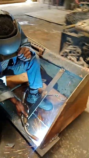 IN MECHANICAL WORKSHOP EXPERT MIG WELDER FIXING EXCAVATOR'S BROKEN BUCKET WITH WELDING & PAINTING