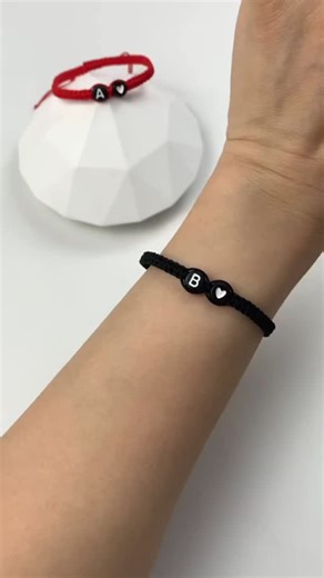 Jewelry Universe on Instagram: "Create a cotton thread necklace with your initials! ✨ A unique and personalized piece you can make yourself. Follow our tutorial to craft this cotton thread necklace with your favorite letters!  #DIYJewelry #PersonalizedNecklace #HandmadeJewelry #JewelryMaking"