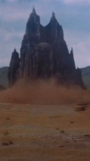 80年代SFファンタジー、今観ると「失われたビジュアル集」のように見えてくる。たとえ迷走していようと、現代の洗練された映像が捨ててきた何かが埋まっている。素晴らしい「空想の残骸」だ。