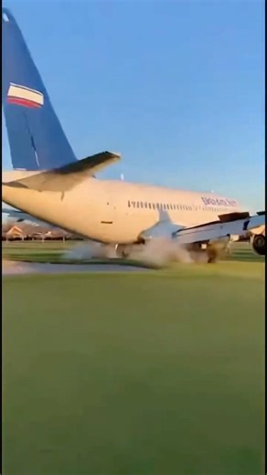 Airplane emergency lands on golf course