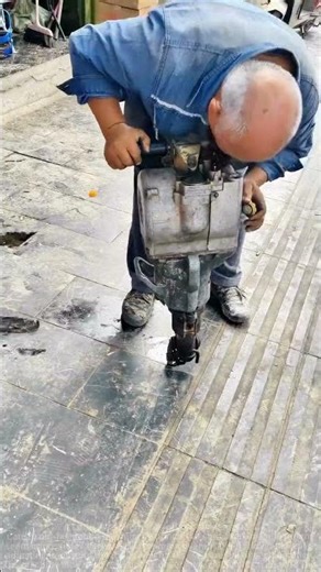 Don’t Give Up, Old Iron! Watch How This Elderly Worker Revives His Machine
