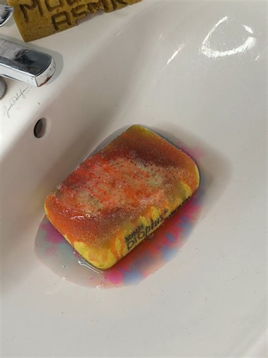 Fin de semaine = vidéo spéciale combo avec mon éponge du moment 🧽✨ Encore de la mousse… j’adore ça ☁️ Couleurs bleu 🔵 et rouge 🔴 Faux rinçage – partie 2 💦 Vous aimez ce combo ? 👀 #asmr #spongeasmr #mousse #cleantokasmr #spongesqueezeasmr