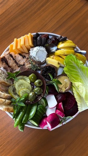 SNACK PLATE LESSSS GOOOO. This was basically my dinner for the entire past week 💁🏻‍♀️ major win with my girls too! What’s your current fave snack combo?!?👇🏼👇🏼 I have a full guide on how to make a balanced snack plate on the blog, Google ‘flavorful life snack plate’ or find it at: https://flavorfulife.com/snack-plate/ | It's a Flavorful Life