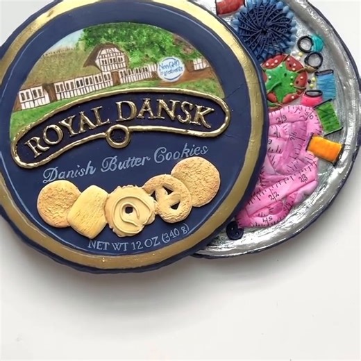 “🧵My maternal family comes from a line of craftsmen, and sewing is the dominant skill! That’s where @royaldanskus comes in!! Who else had one? Not to mention those buttery cookies are delicious!” This craft was all hand painted by @wendyscookiestudio! 🎨🖌️ 📷: @wendyscookiestudio | Royal Dansk