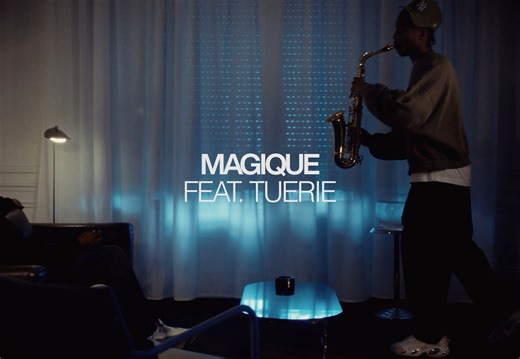 Magique featuring Tuerie 🫂 Clip disponible ⬇️ https://youtu.be/69qix-1El1o Tuerie nous avait fait l’honneur de sa présence avec Luidji sur Lafiya Sessions. J’étais fan de l’artiste, j’ai adoré l’homme. Nous étions en studio, je l’ai appelé au saut du lit , 1 heure après il était là. Il a transcendé ce titre. Tuerie est magique 🫂 🎥 @auguraugur 🎞️ @marameoTv 🎹 @pandrezz @epektase @pprod 🎺 @roymarkson | Oxmo Puccino