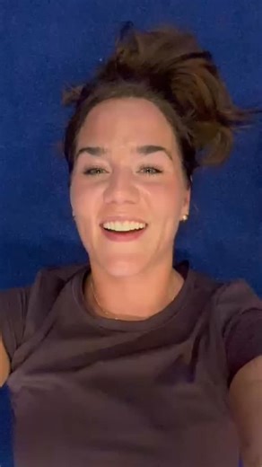 “Vraag je je aan het begin van de video af waarom we op de grond liggen en zo gesloopt kijken? 𝗗𝗮𝘁 𝗶𝘀 𝘄𝗮𝘁 𝗲𝗿 𝗴𝗲𝗯𝗲𝘂𝗿𝘁 𝗮𝗹𝘀 𝗼𝗼𝗸 𝘄𝗶𝗷 𝗮𝗹𝘀 𝘁𝗿𝗮𝗶𝗻𝗲𝗿𝘀 𝘀𝘁𝗮𝗮𝗻 𝘁𝗲 𝗸𝗻𝗮𝗹𝗹𝗲𝗻! 😅 Bij Your Workout trainen we niet alleen onze leden, maar ook onszelf. We pushen, motiveren en inspireren elkaar zodat we als team blijven groeien. Want alleen door zelf te blijven knallen, kunnen we jou het beste geven tijdens elke training. 🔥 | Your Workout Personal Training