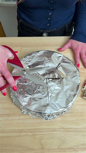 Perfect crust every time! 🥧 How to make a DIY pie crust shield #pies #baking