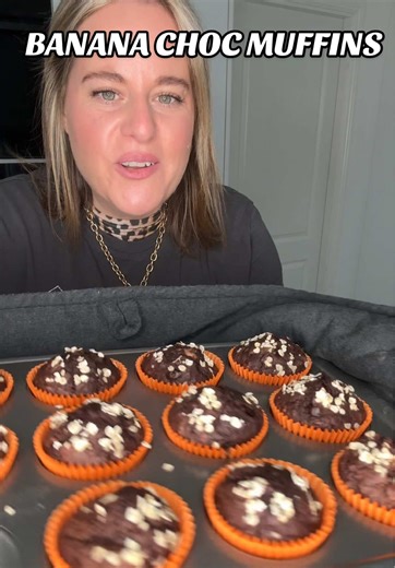 These turned out gorgeous and are very much not too sweet which we love. Add a bit of sugar or maple syrup if you’d like them sweeter, or add more chocolate chips. 🍌 No added sugar chocolate banana muffins Ingredients 3 very ripe bananas 80g (1/3 cup) light olive oil 2 eggs 1 tsp vanilla extract 120g (1/2 cup) milk (I used oat) 170g (1⅓ cups) self-raising flour 40g (⅓ cup) cocoa powder 50g (1/2 cup) rolled oats 1 tsp baking powder 1/2 tsp salt 100g (about 1/2 cup) dark chocolate chips (or white