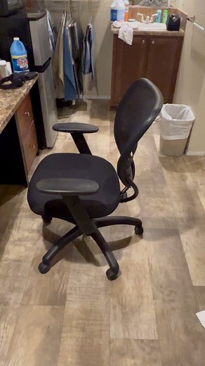 Watch Reviewing STAPLES Carder Mesh Office Chair ﹙Black﹚ on Amazon Live