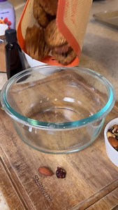 GALLETAS SIN AZÚCAR Y SIN HARINAS PARA ESOS MOMENTOS DE ANTOJO 🍪 Esta receta de galletas sin azúcar son mi salvación especialmente durante esos momentos de ansiedad y de antojo por eso me encanta tenerlas siempre listas en casa (meal prep). Son muy fáciles de hacer, no llevan harinas y solo necesitamos 5 ingredientes. INGREDIENTES (24 galletas): 2 tazas de frutos secos de tu preferencia, yo he usado un mix de nueces, almendras, arandanos deshidratados y semillas de calabaza. 2 cdas. de aceite d