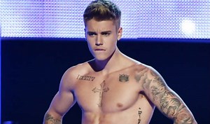 Justin Bieber flaunt real abs post photoshopped images