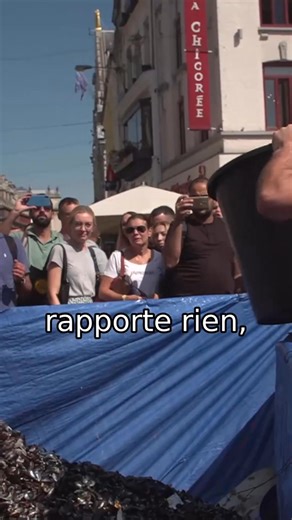 Plongée au cœur de la braderie annuelle de Lille, l’une des plus vastes de France, où se côtoient objets insolites et bonnes affaires pour toutes les bourses. Reportage en entier à retrouver sur YT (lien en bio) | Immersion reportages