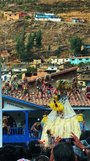Del 15 al 18 de julio, las calles coloniales de Paucartambo se transforman para rendir homenaje a la Mamacha Carmen. Acompáñanos a vivir la fe, la música y la increíble destreza de las 19 comparsas de danzantes con sus máscaras tradicionales. ¡Quédate hasta el final para ver a los Saqras (diablillos) desafiando el peligro desde los tejados para tentar a la Virgen! ¿Ya has vivido esta maravillosa festividad? 🎭🔥 Noticias 3 Hashtags: #MamachaCarmen #Paucartambo #Cusco #VirgenDelCarmen #CulturaPer