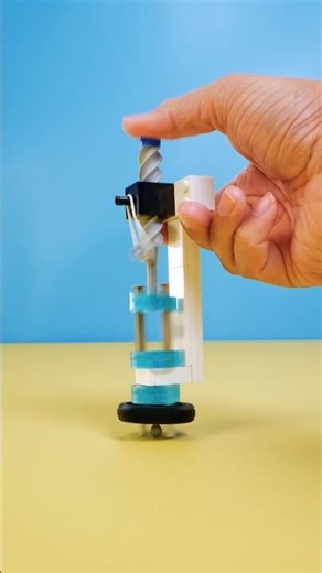Powering up a spinning top with LEGO worm gear! #lego #legomoc