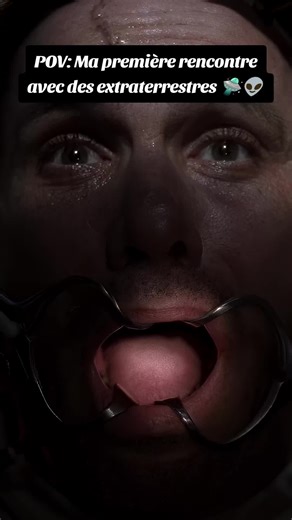 Saison 2 • Épisode 5 — « Duane Barry » Sur cette table d’opération froide et métallique, Duane Barry est figé, les yeux écarquillés par la terreur. Autour de lui, des silhouettes humanoïdes aux gestes mécaniques se meuvent dans une chorégraphie clinique. Le faisceau rouge d’un laser dentaire perce l’espace et vient perforer une dent, dans un acte chirurgical aussi précis qu’inhumain. #xfiles #ovni #90skids