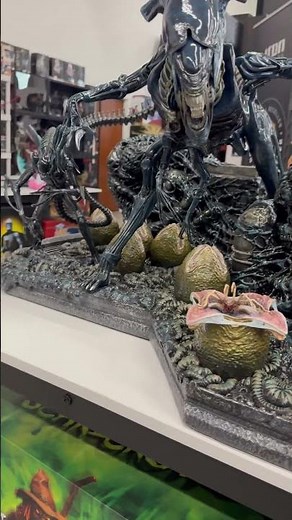 Giant Alien Queen Diorama