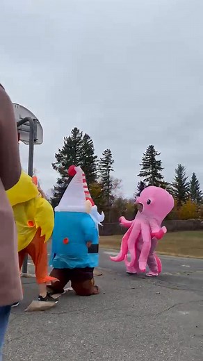 Quelques-un de nos enseignants se sont lancé dans une course en costume gonflable pour célébrer l'Halloween! Un moment rempli de rire! 🎃 | École communautaire La Croisée
