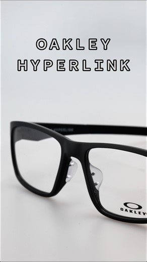 視明眼鏡 on Instagram: "【上班運動一副搞定】Oakley Hyperlink (OX8051) 源自經典 Crosslink 設計靈感，Hyperlink 完美平衡了休閒與機能。 ✨O Matter 材質：輕量耐用，全天佩戴零負擔。 ✨亞洲版型：專屬加高鼻墊設計，服貼臉型、舒適不滑落。 ✨Unobtainium 腳套：流汗時抓合力更強，運動中也能穩穩鎖定。 #Oakley #Hyperlink #OX8051 #運動光學眼鏡 #亞洲版 #近視運動眼鏡"