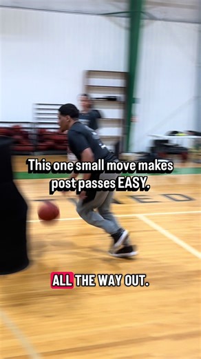 Most guards try to throw the post pass too early. Elite guards understand one thing: You have to move the defender first. The tread the ear move shifts the defender just enough to open the passing window. Simple detail. High-level impact. This is the type of detail high IQ guards live on. 👉 Comment “Tread” if you can make this read 👉 Tag a guard who needs to learn this. 👉 Follow for more elite guard reads. 👉 Save this if you’re a guard trying to control the game. #fyp #foryoupage #basketball