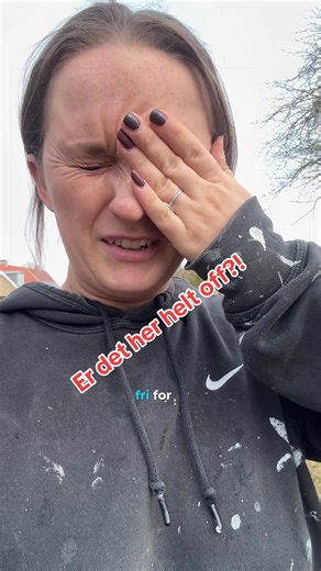 Jeg har absolut ZERO clue om, hvad jeg laver. Reder hvad der redes kan - håber jeg..🥴 A siger blade er noget skidt for sådan en græsplæne, noget med svamp og noget.. Såååe here I am..🧹🍂🍁 Er der nogen på linjen der har gode råd?🫣 #have #sommer #mor #dansktiktok #greenkeeping