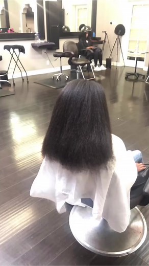 🌟 ATTENTION PARENTS! 🌟 Did you know that 90% of the kids I see have damaged cuticles? 😱 If your child's hair is tangling easily, difficult to comb, has discolored ends, feels brittle, or is breaking, it’s important to take action now! These signs indicate it's time for your child to start a restorative hair care routine to prevent continued damage into their teen years and beyond. 💫 Just look at Alaya! She began her hair care journey with me at just 8 years old (I’ve serviced as young as 2).