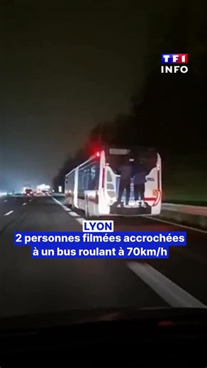 😮 Vous avez peut-être vu une vidéo qui fait le tour des réseaux sociaux ce week-end, deux jeunes accrochés à l’arrière d’un bus près de Lyon (Rhône), alors que le véhicule était lancé à 70 km/h. C’est la nouvelle mode du « bus surfing », une pratique très dangereuse qui a déjà fait des victimes en France et dans le monde. | TF1 INFO