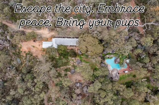 Escape the city. Embrace peace. Bring your pups It is only 30 Minutes from perth cbd. Looking for the paw-fect getaway this Spring? Don’t let another season pass without creating unforgettable memories with your furry friend! 🐾 Escape to Tranquility: * Dive into boundless fun: enjoy a splash in our dog-friendly swimming pool and frolic with your dogs! 🐾💦 * Reconnect with Nature: Immerse yourself in 20 acres of expansive bushland, where serenity is your constant companion. * Explore with Your 