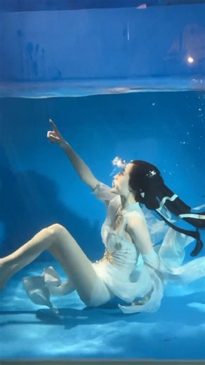 intrusive thoughts 🤣 #bathwater #intrusivethoughts