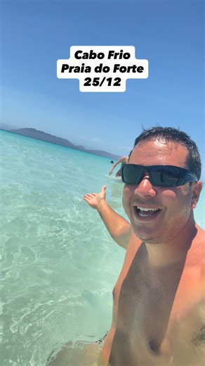Eric Schmitt on Instagram: "Olha isso, gente… isso aqui NÃO é o Caribe, isso aqui é a Praia do Forte, em Cabo Frio! Água absurdamente azul, transparente, aquele tom claro que parece piscina natural. O mar tá lindo, convidativo, e o visual tá simplesmente surreal. Quem chega aqui entende na hora por que Cabo Frio é chamada de Caribe Brasileiro. Hoje a Praia do Forte tá naquele dia raro: água clara, cenário perfeito e vontade zero de ir embora.” #PraiaDoForte #CaboFrio #CaribeBrasileiro #RegiaoDos