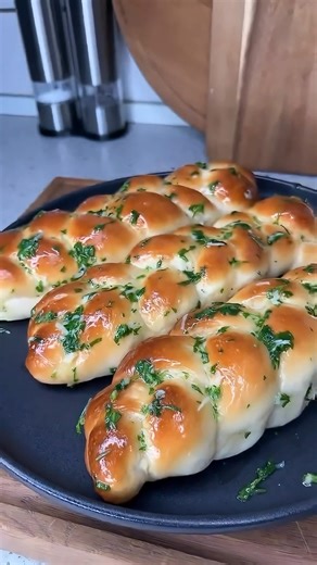 Hjemmebagt brød er bare mere lækkert end købe brød og så er det også billiger at lave selv😊jeg skulle lave asparges suppe med kødboller til aftensmad, og der høre sig bare noget lækkert brød til🤗der kommer self også en video med asparges suppe til jer meget snart Opskrift på flet brød, jeg lavede en dobbelt portion og fik ca 14-15 stk ud af dejen 3 dl lunken sød mælk 25 g gær 1 spsk sukker 3 spsk oile 2 tsk salt Ca 450-500 g tipo 00 mel eller caputo mel, prøv jer frem med lidt mel af gangen, h