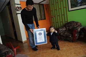 El colombiano Edward Nino Hernández rompe el récord del hombre vivo más pequeño del mundo - El Diario NY