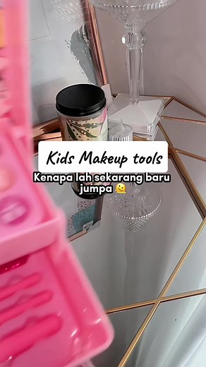 tak payah lah nak berebut dengan anak dah pasni barang2 mekap mama kan 😍 #makeup #kidsmakeup #makeuptoys #makeupset
