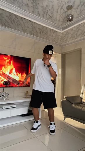 Wandile Khumalo🇿🇦 on Instagram: "🔥🤏🏽Christmas Present x Khuza Gogo Remix😮‍💨 @mellow_and_sleazy012 / @dbngogo Dc: @kamodancesforyou & @maweezydoesit_ #fyp #viral #trending #foryou #explore #reels #amapiano #remix #christmaspresent #followme #dancechallenge #tiktok #blowthisup #southafrica #killedit #🔥"