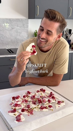 Frederik Haun on Instagram: "Reklame @yoghurt_helt_enkelt | Opskrift 🌟 Yoghurtbark m. hindbær og pistacie - den perfekte snack 👌🏻 På lørdag d. 7. september kan I møde mig på Food Festival i Århus, hvor jeg sammen med Mejeriforeningen vil lave yoghurt bark live, så I kan få en masse gode fifs og selvfølgelig smage på lækkerierne 😍 Du får også mulighed for at smage min hjemmelavede æblekompot og granola, som jeg tidligere har delt opskrifter på. De er det perfekte match til en simpel yoghurt. 