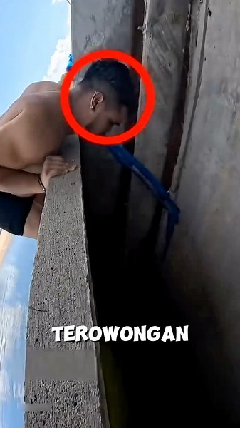 Foolishly crawled into a weird beach hole and this happened 😱